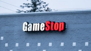 早朝の青い光に照らされた建物の側面にある GameStop (GME) の標識