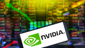 Logo de la société Nvidia (NVDA) affiché sur un smartphone avec fond de graphique boursier.  Nvidia est un leader mondial du matériel et des logiciels d'intelligence artificielle