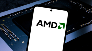この写真イラストでは、スマートフォンの画面に AMD のロゴが表示されています。
