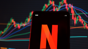 Netflix (NFLX) の株価指数をスマートフォンの画面で見ます。 アメリカの定額制ストリーミングサービスおよび制作会社です