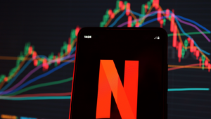 Indeks saham Netflix (NFLX) terlihat di layar ponsel pintar. Perusahaan ini merupakan layanan streaming berlangganan dan perusahaan produksi asal Amerika