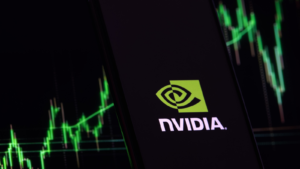 Concept de croissance des investissements et de trading de bénéfices Nvidia (NVDA).  Logo de la société Nvidia sur l'écran du smartphone sur fond flou du graphique boursier
