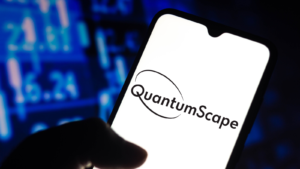 この写真では、QuantumScape (qs) のロゴがスマートフォンの画面に表示されています