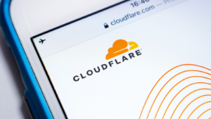 米国の Web インフラストラクチャおよびセキュリティ企業である Cloudflare (NET) のロゴ、iOS 上の Web サイト。