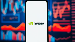 赤い株価チャートの背景にスマートフォン上のNVIDIA社のロゴ。 ビジネス危機、取引と投資の崩壊、破産、価値の低下の概念。 NVDAストック