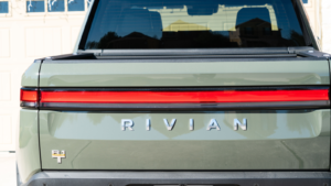 Rivian (Rivn) All Electric R1T Pickup Truck In Waldgrüner Farbe