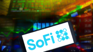 株式市場チャートの背景に SoFi Technologies, Inc のロゴ。はアメリカのオンライン個人金融会社およびオンライン銀行です。