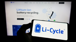 ビジネスウェブページの前の画面にバッテリーリサイクル会社Li-Cycle Corp.(LICY)のロゴが入った携帯電話を持っている人。 電話のディスプレイに注目してください。 無修正の写真。 EV株