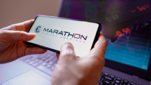 在这张照片插图中，智能手机屏幕上显示了 Marathon Digital Holdings (MARA) 徽标