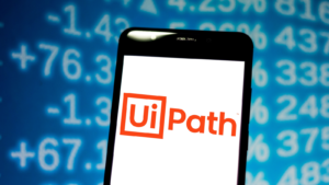 Në këtë ilustrim fotografik, logoja e UiPath (PATH) shfaqet në një smartphone.