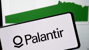 Palantir logo on the smartphone and the company share price on the day of opening the trade October 1, 2020. Palantir valued at $15.8bn in stock market debut. PLTR stock. AI Stocks
