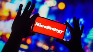 在此照片插图中，MicroStrategy (MSTR) Incorporated 徽标显示在智能手机屏幕上